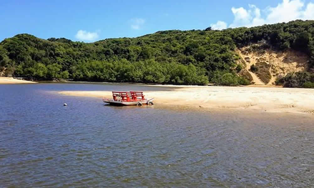 Praias desertas perto de Barra de Camaratuba